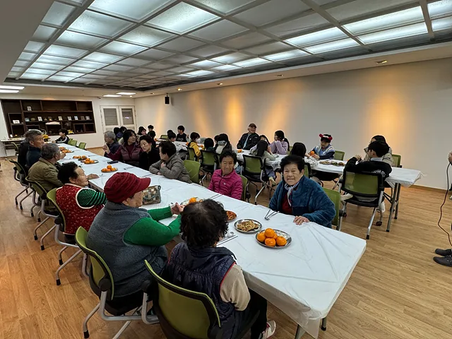 완주미래행복센터, 세대 어우러진 설맞이 떡국 나눔